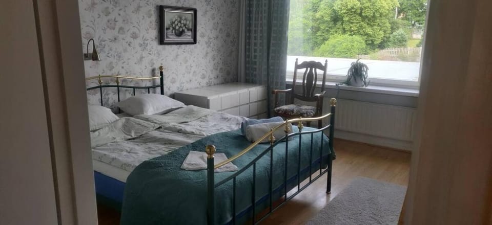 Bedroom, towels