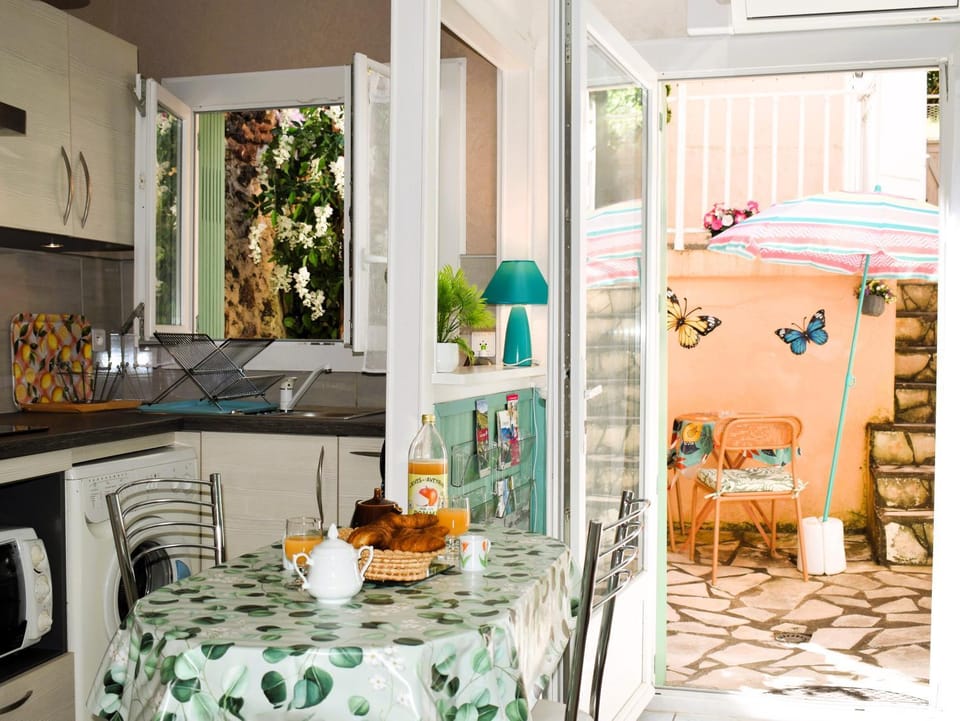 Patio, Balcony/Terrace, Kitchen or kitchenette, Dining area, Inner courtyard view, stove, kitchen