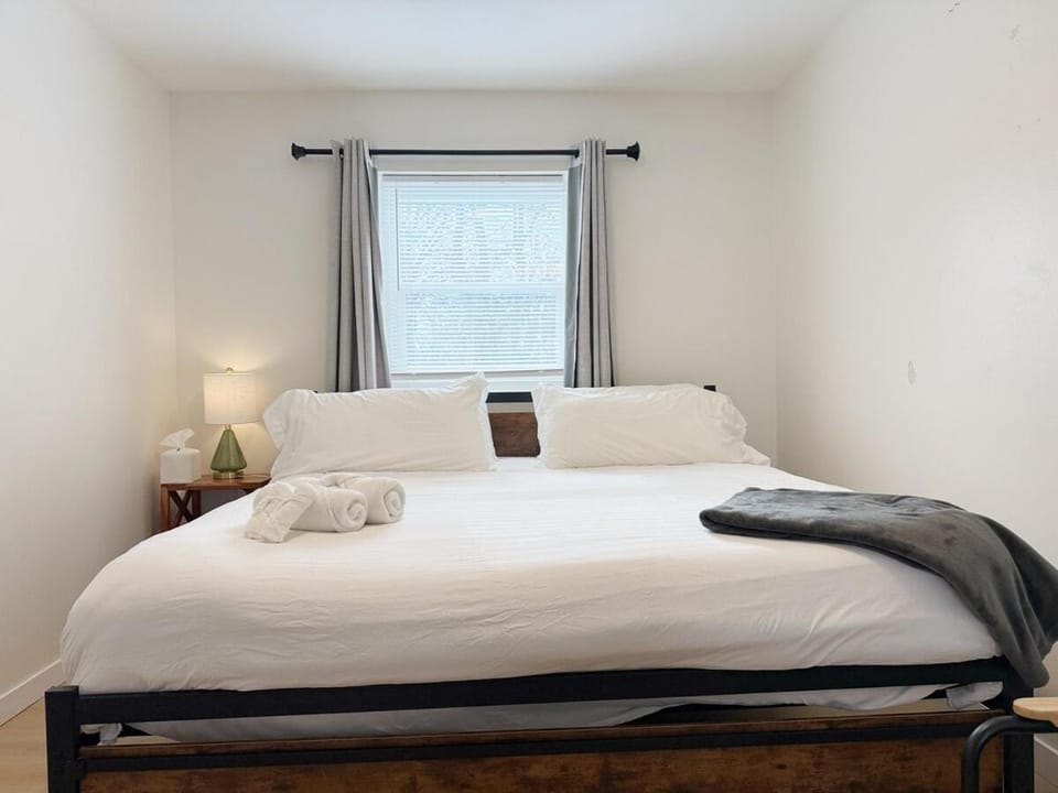 Fairlawn Retreat - 2BR 1BA Newly remodeled Apt Apartment in Evansville