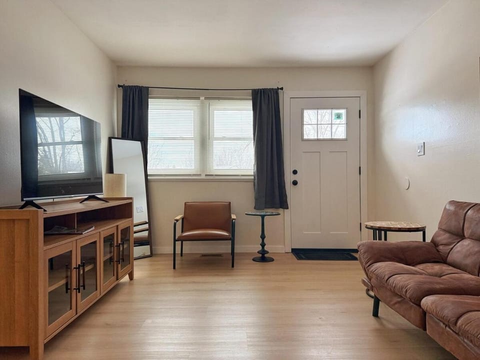 Fairlawn Retreat - 2BR 1BA Newly remodeled Apt Apartment in Evansville