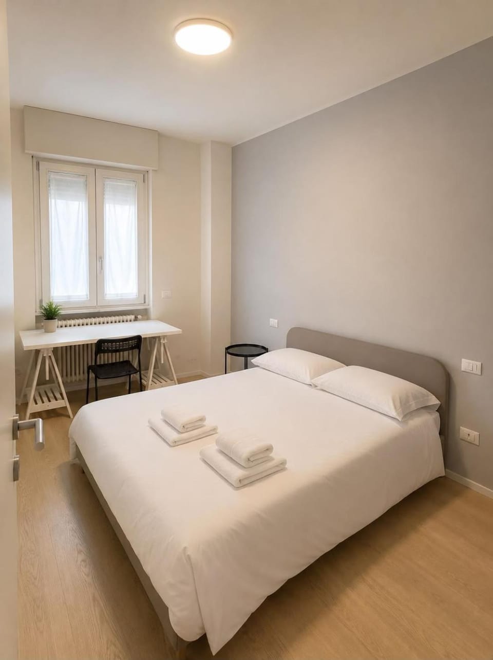 Photo of the whole room, Bedroom, towels