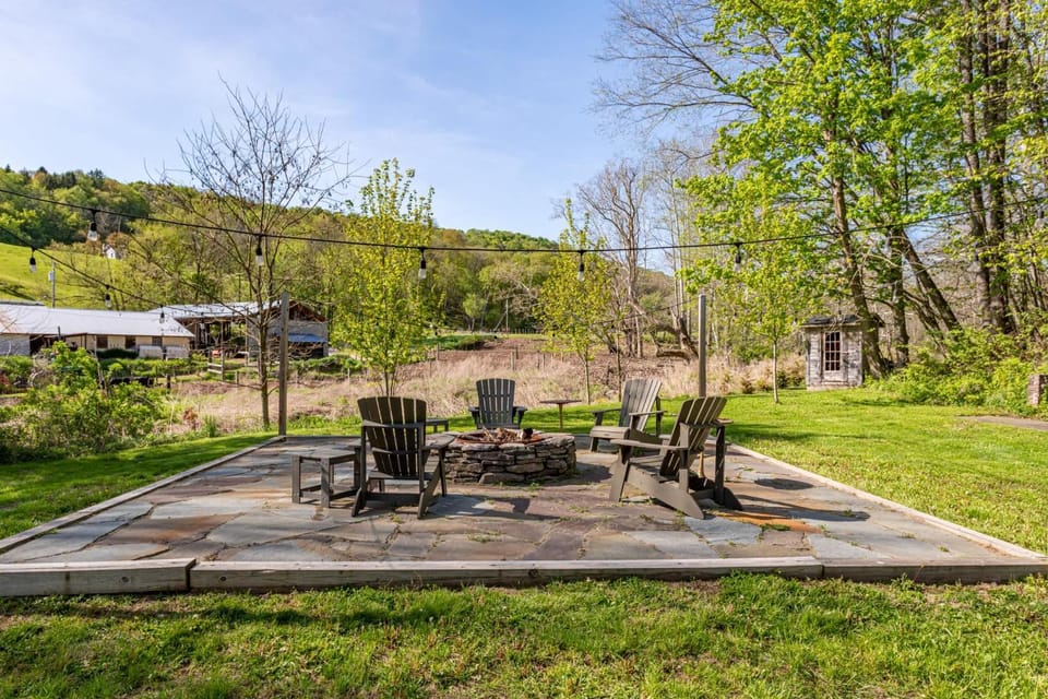 The Yellow House - 5BR Farmhouse Catskills Fireplace and Open Plan House in Delaware