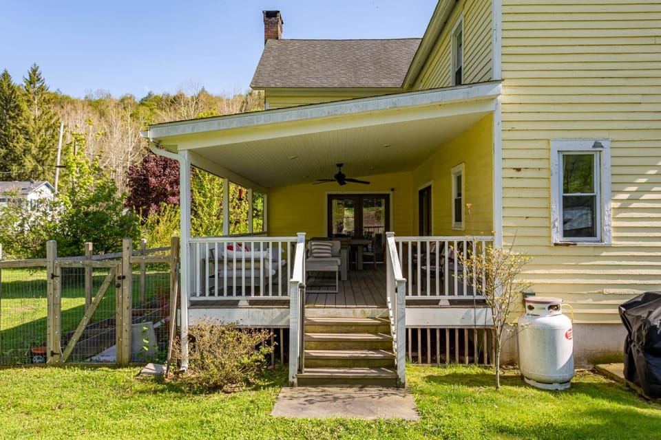The Yellow House - 5BR Farmhouse Catskills Fireplace and Open Plan House in Delaware