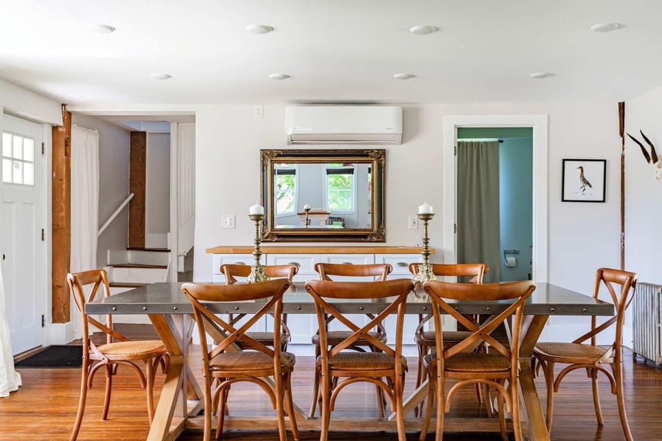 The Yellow House - 5BR Farmhouse Catskills Fireplace and Open Plan House in Delaware
