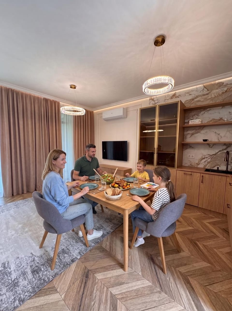 People, TV and multimedia, Living room, Food and drinks, Seating area, Dining area, Food, Guests, group of guests, air conditioner