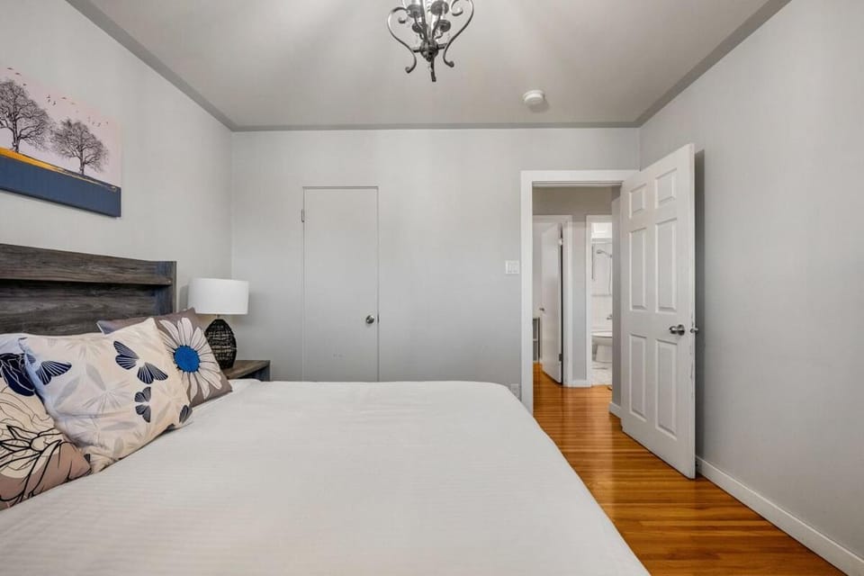 Bark & Bloom Bungalow Fenced Yard Pet Friendly House in Calgary