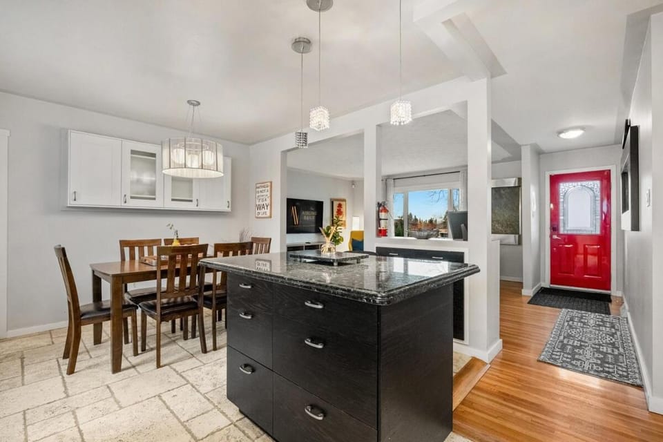 Bark & Bloom Bungalow Fenced Yard Pet Friendly House in Calgary