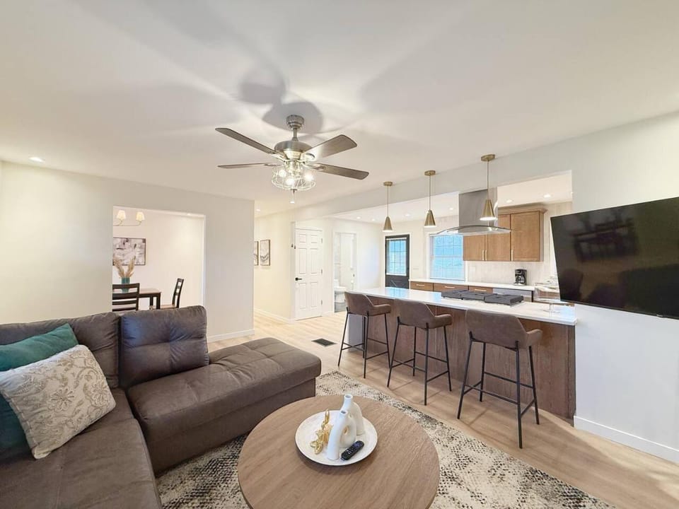 Northside Newly Renovated Stylish 3BR 2BA House in Evansville