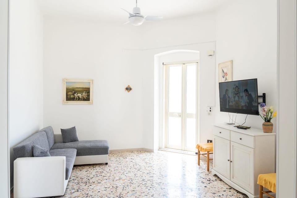 Communal lounge/ TV room, TV and multimedia, Living room, Seating area, Evening entertainment