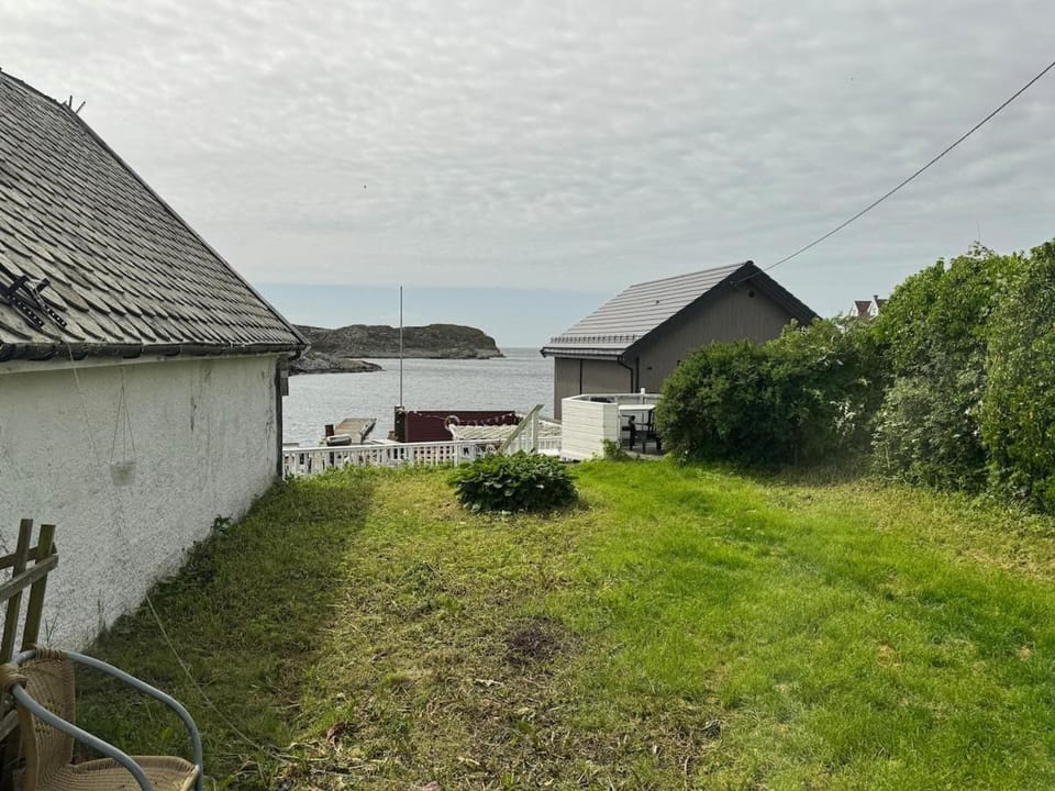 Fishermans Lodge 5BR by the Sea Apartment in Vestland