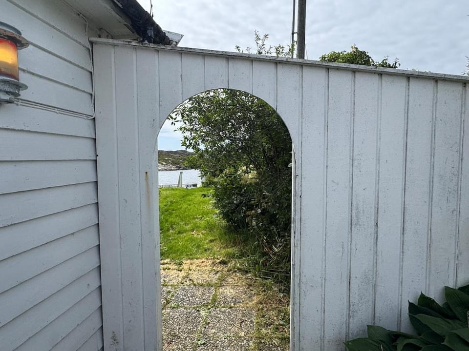Fishermans Lodge 5BR by the Sea Apartment in Vestland