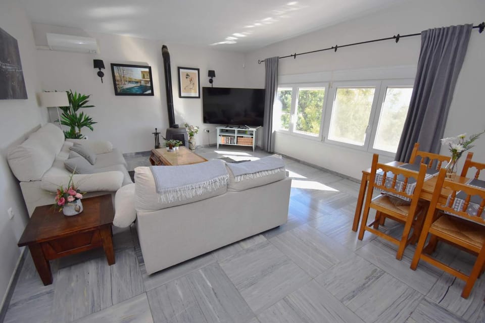 Spacious Family Villa & Studio Pool Walk to Beach Villa in Fuengirola
