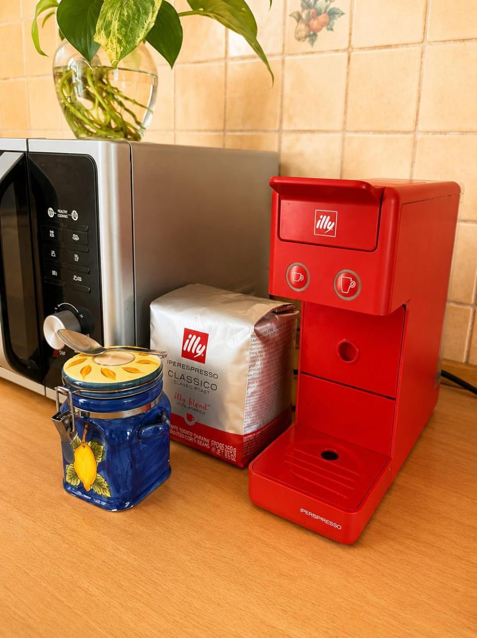 Kitchen or kitchenette, minibar