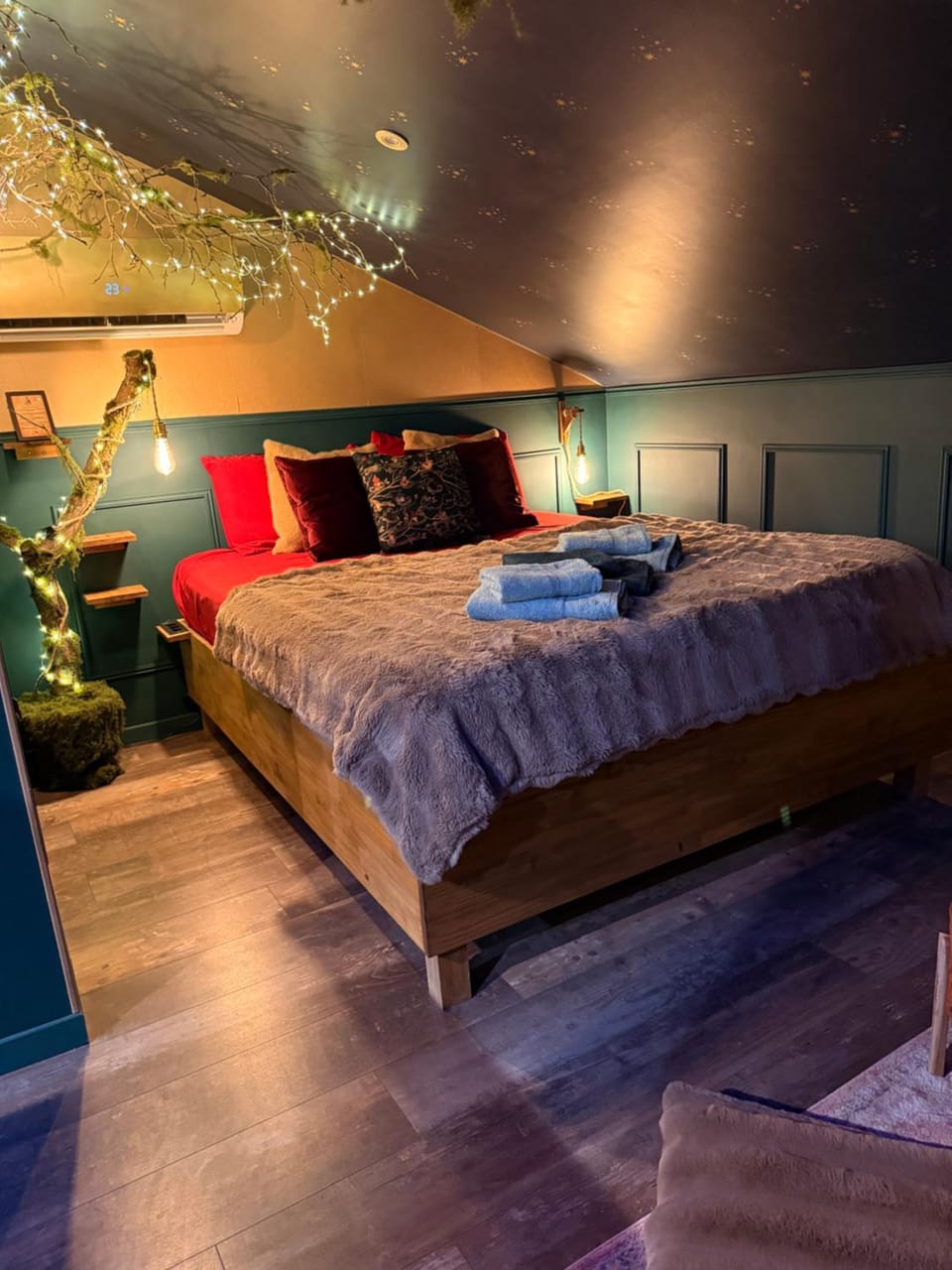 Bed, Photo of the whole room, Bedroom, towels