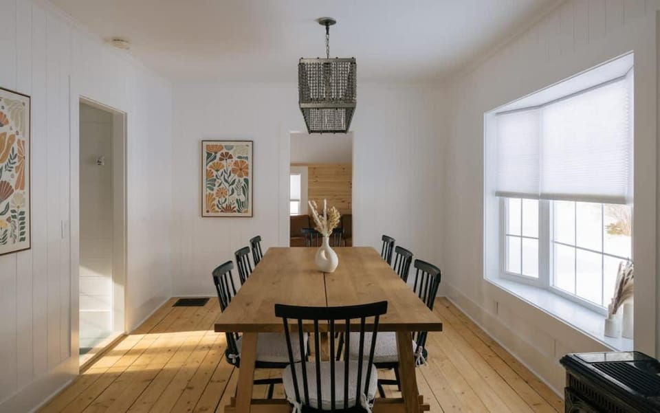 The Winterberry Farmhouse - in-town modern retreat House in Manchester Center