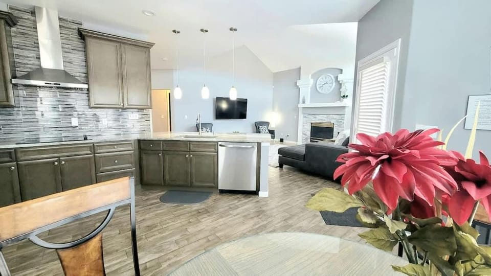 7BR 5bath Near ScenicTrail Easy Access to Downtown House in Northglenn