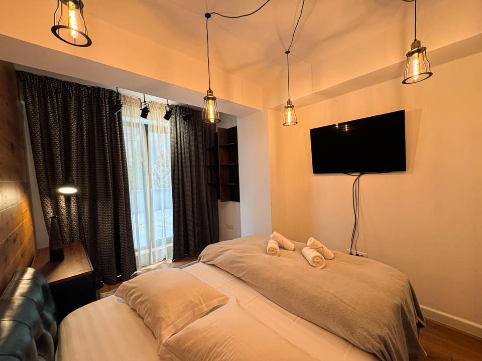 Bed, TV and multimedia, Photo of the whole room, Bedroom, towels