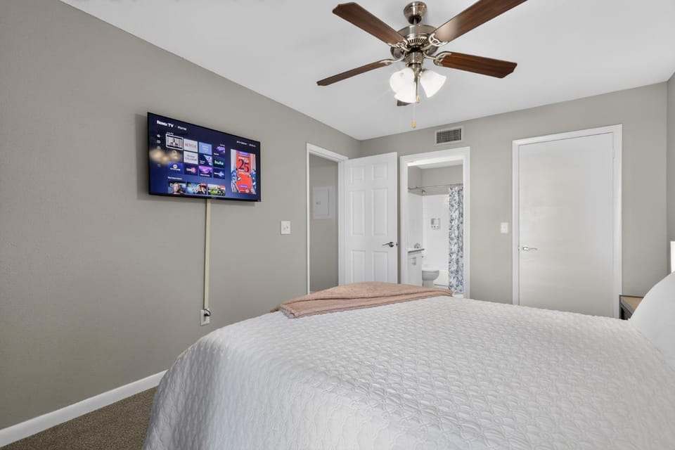 Bed, TV and multimedia, Photo of the whole room, Bedroom, furniture, wardrobe