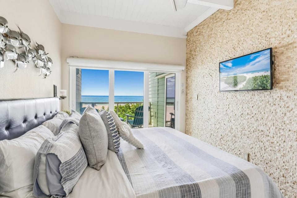 2BR - Beach Condo, Two Balconies, Minutes to Sand Apartment in Indian Shores