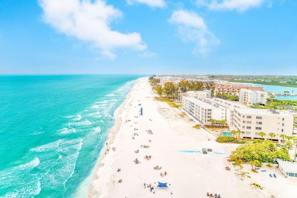 2BR - Beach Condo, Two Balconies, Minutes to Sand Apartment in Indian Shores