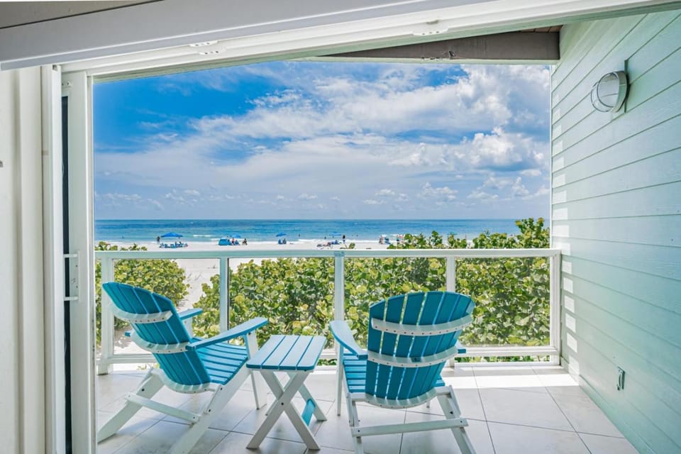2BR - Beach Condo, Two Balconies, Minutes to Sand Apartment in Indian Shores