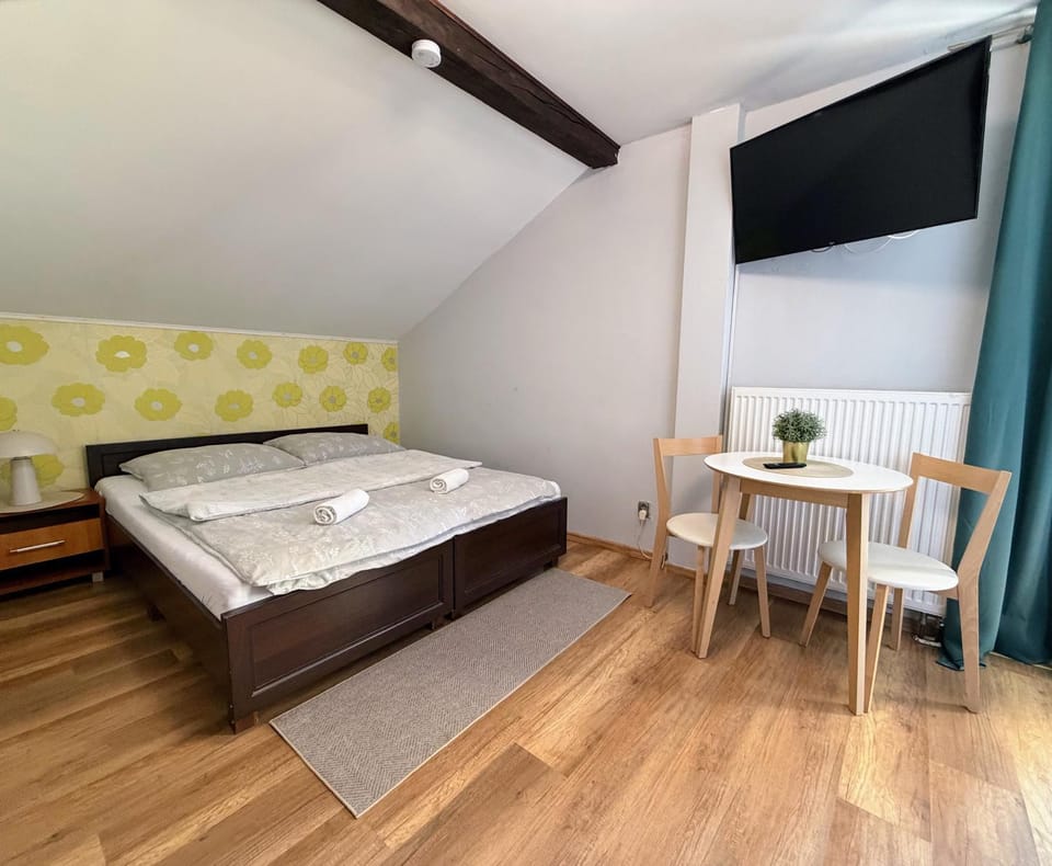 Bed, TV and multimedia, Photo of the whole room, Bedroom, towels