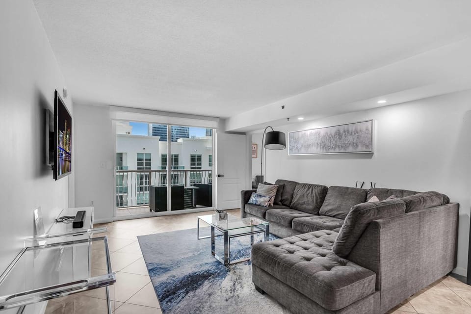 Brickell Bay View Pool & Gym House in Brickell