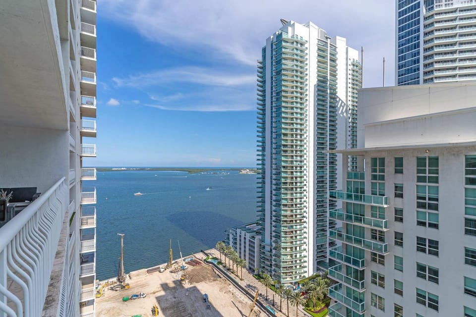 Brickell Bay View Pool & Gym House in Brickell