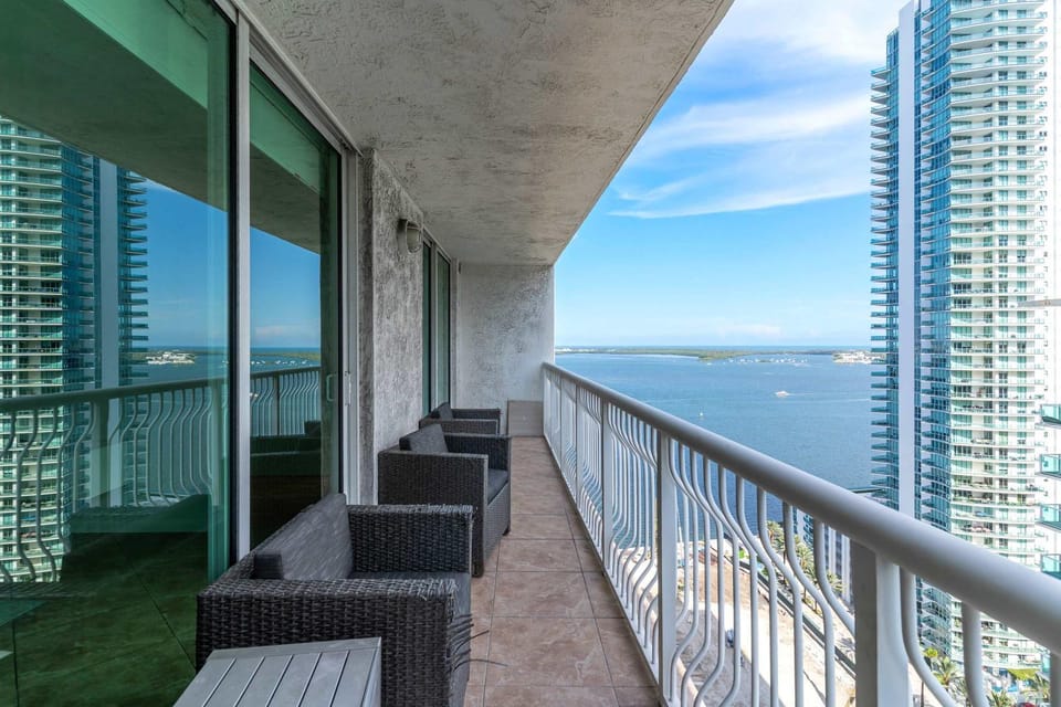 Brickell Bay View Pool & Gym House in Brickell