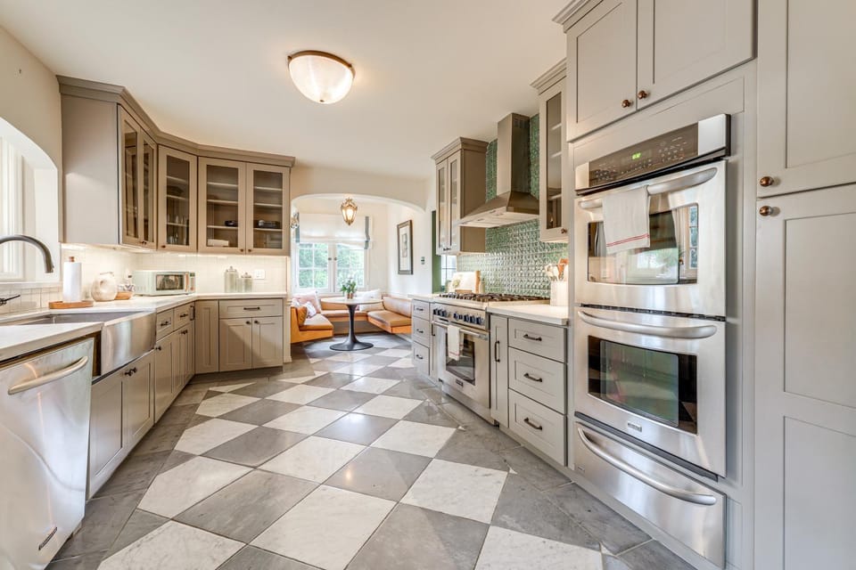 Pool & Speakeasy: Hollywood Hills Hideaway House in Studio City