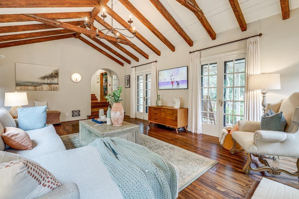Pool & Speakeasy: Hollywood Hills Hideaway House in Studio City