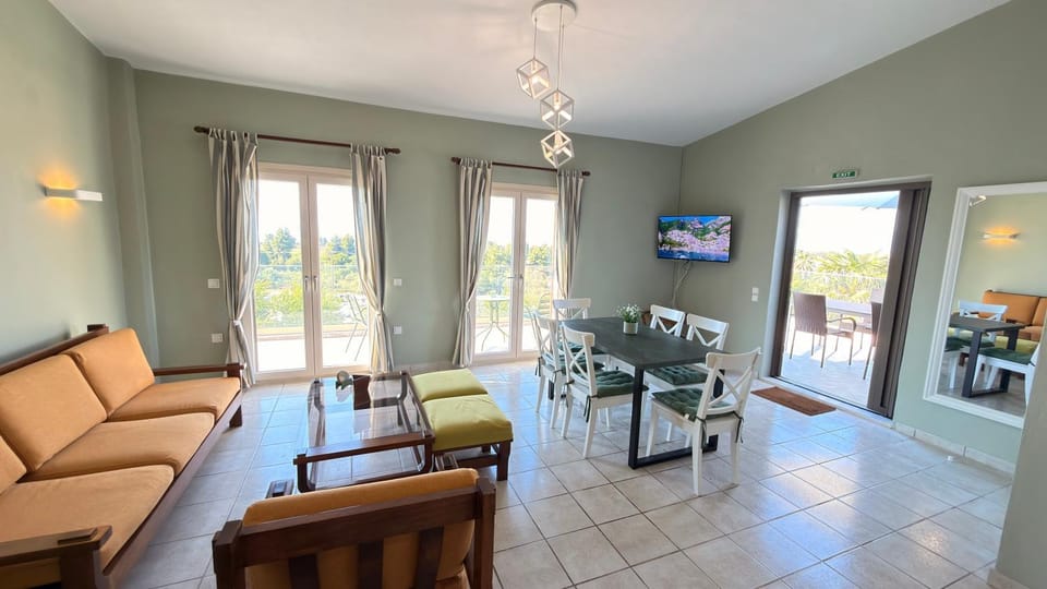 Communal lounge/ TV room, TV and multimedia, Living room, Dining area