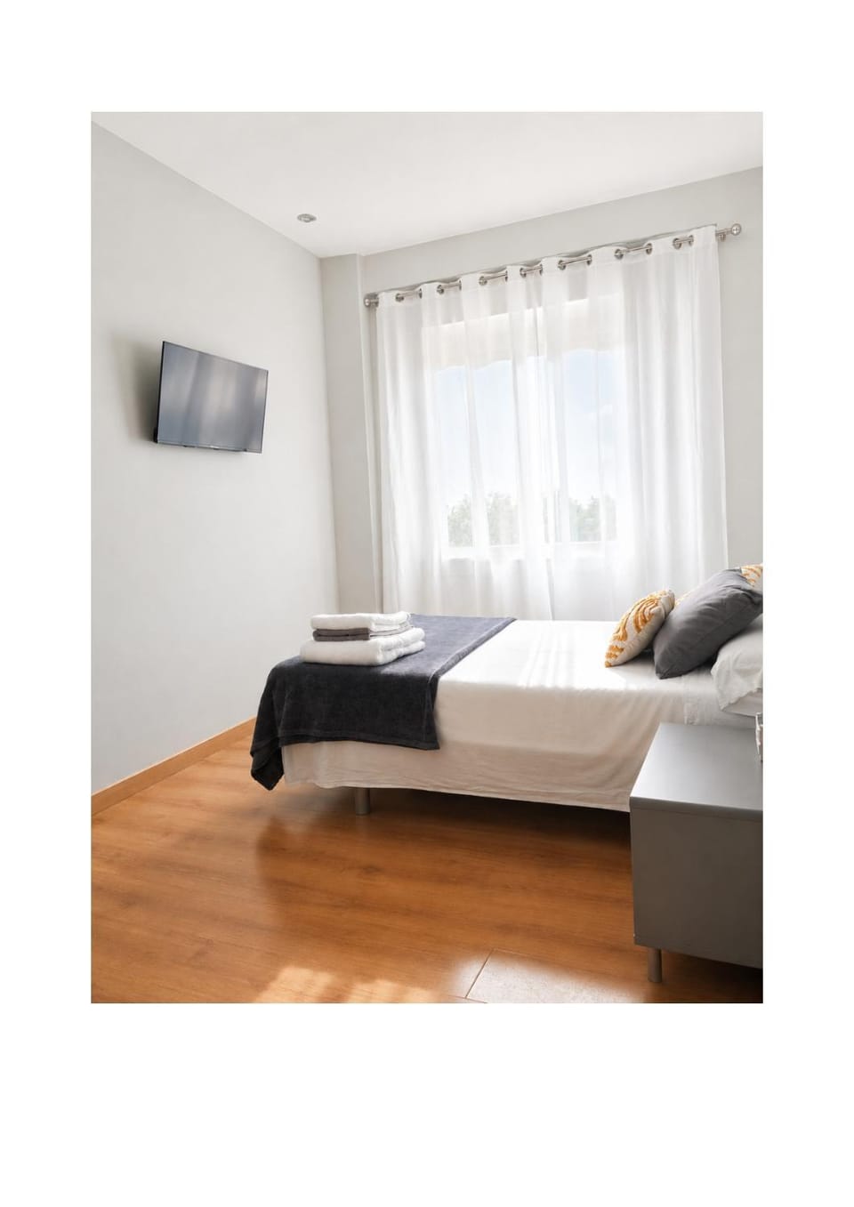 Bed, TV and multimedia, Photo of the whole room