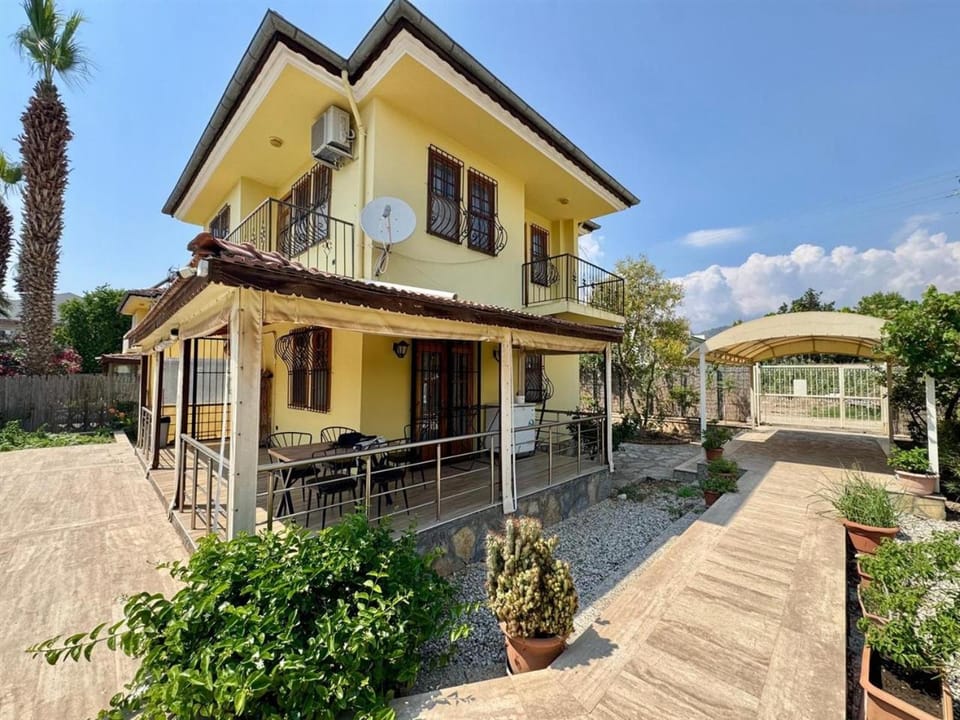 Property building, Patio, Balcony/Terrace, Parking