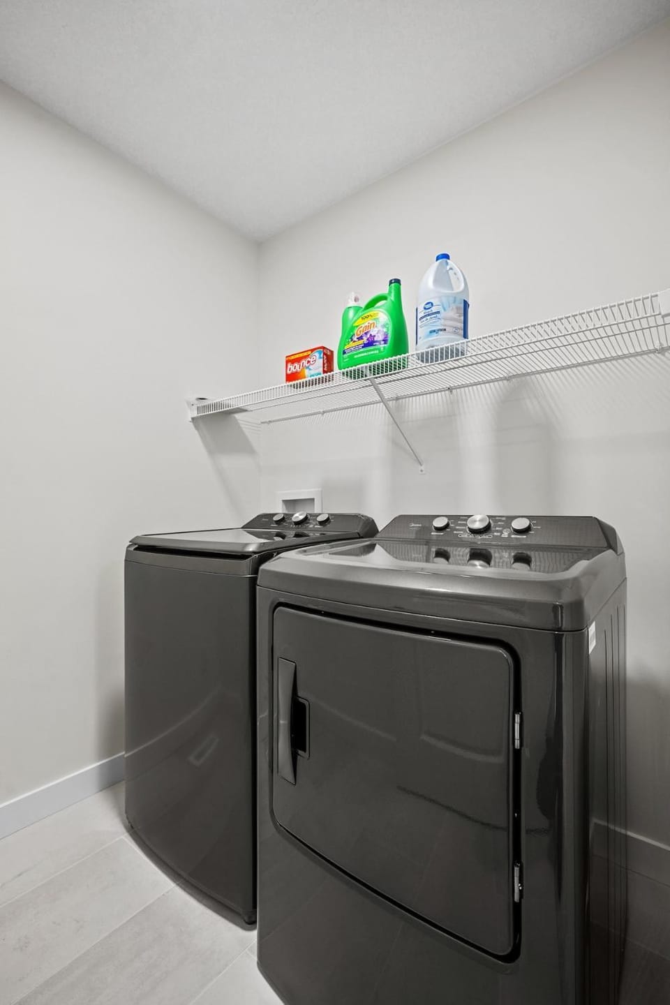 Sol Close to Airport, Trails & Parks Pets Ok House in Calgary