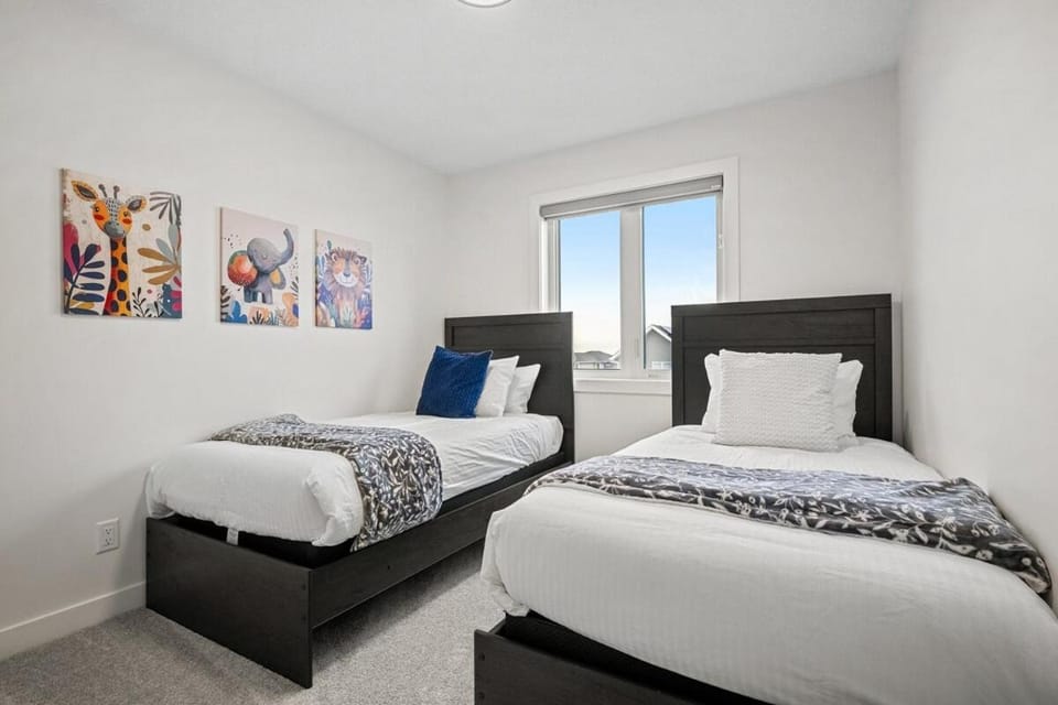 Sol Close to Airport, Trails & Parks Pets Ok House in Calgary