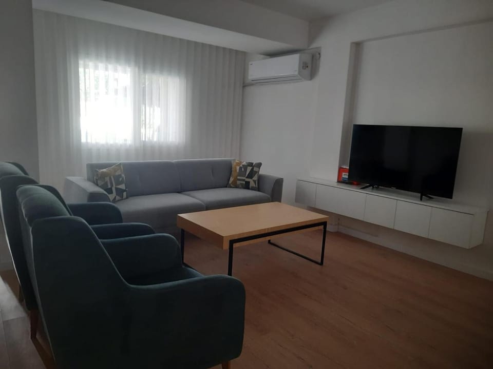 Communal lounge/ TV room, TV and multimedia, Living room, Seating area, Evening entertainment, air conditioner