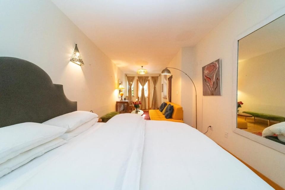 Lovely brownstone in W Harlem 4 Bdr 3 bath garden House in Harlem