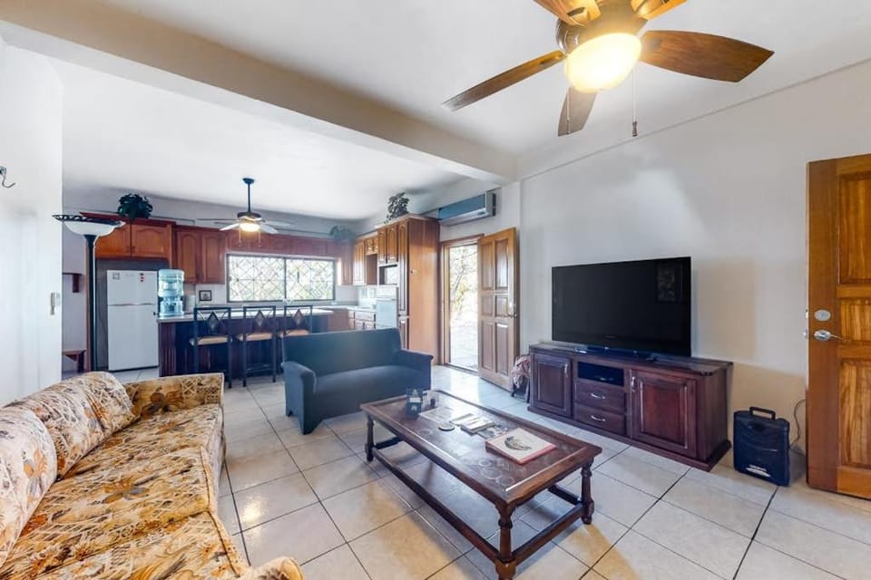Enchanting home with pool volleyball mountain & city views & AC House in Cayo District