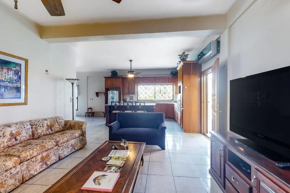 Enchanting home with pool volleyball mountain & city views & AC House in Cayo District