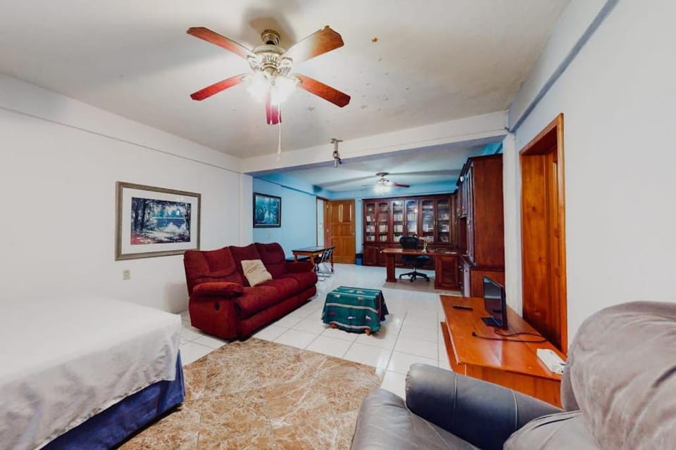 Roomy Casita - Shared Pool - Free High-Speed WiFi AC House in Cayo District