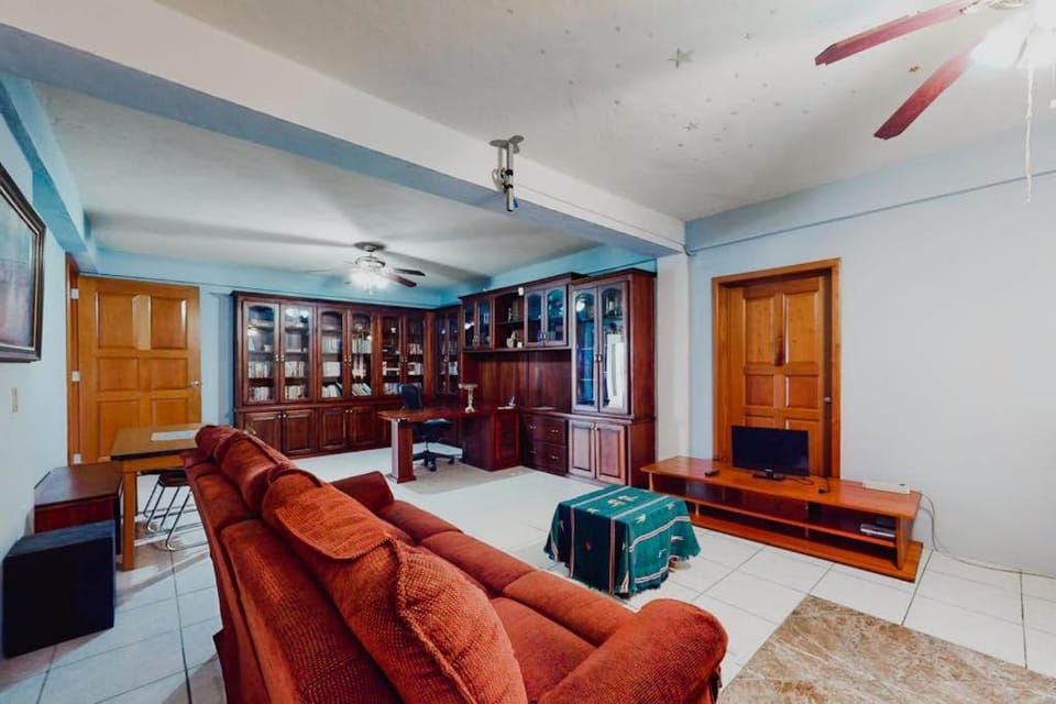 Roomy Casita - Shared Pool - Free High-Speed WiFi AC House in Cayo District