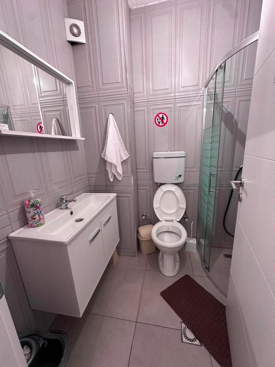 Shower, Toilet, Bathroom, towels