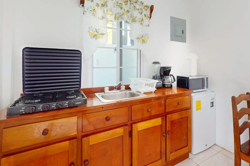 Snug ground-floor haven with comfortable amenities and kitchenette Apartment in Belize District