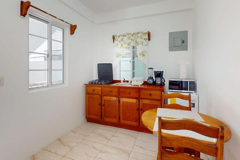 Snug ground-floor haven with comfortable amenities and kitchenette Apartment in Belize District