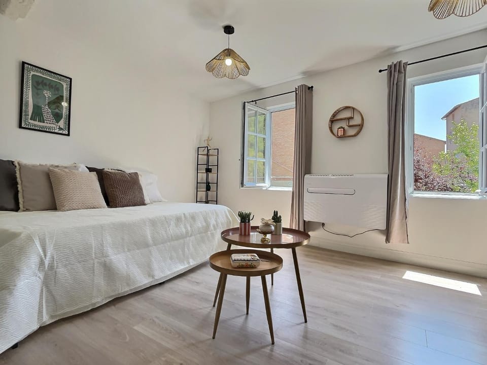Bed, TV and multimedia, Living room, air conditioner