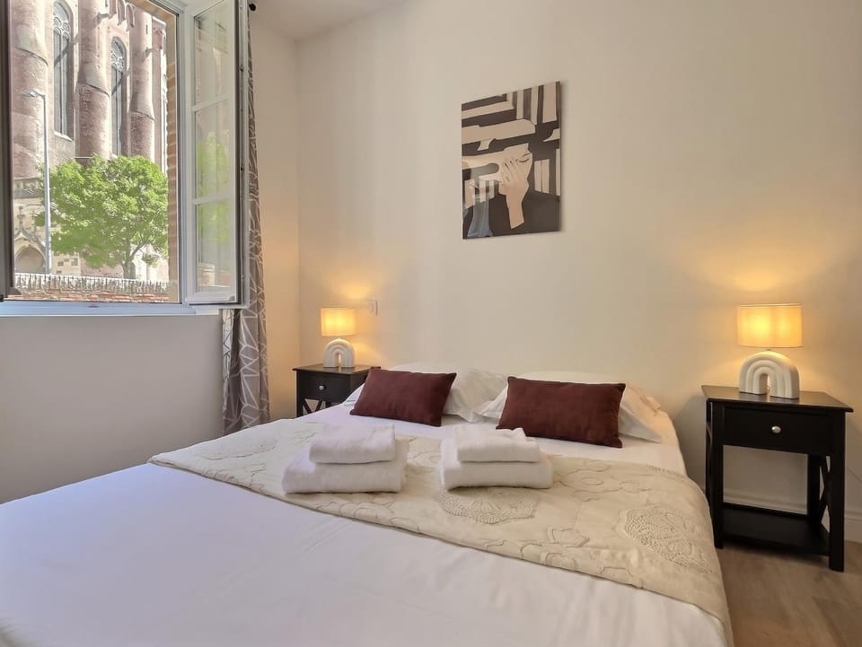 Photo of the whole room, Bedroom, City view, Landmark view
