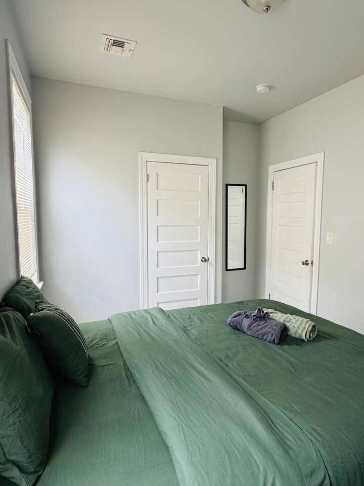 All-Inclusive 3BR EWR 10 Min+NY TrainSleeps 6-8 Apartment in Irvington