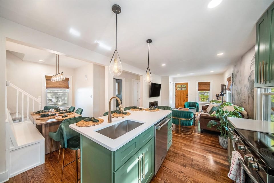 TV and multimedia, Kitchen or kitchenette, Living room, Seating area, Dining area, oven, stove