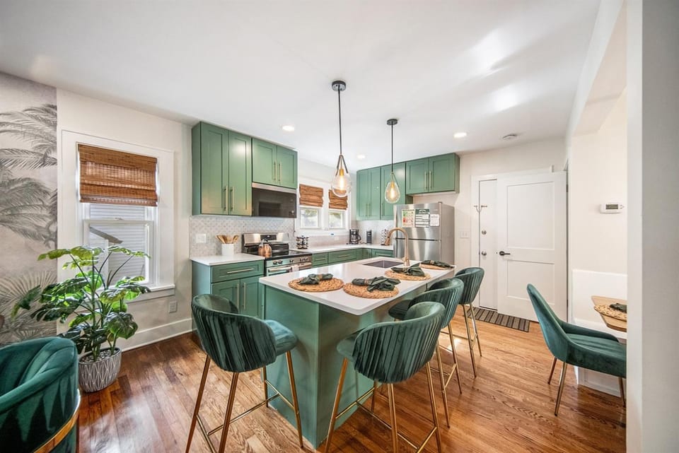 Kitchen or kitchenette, Seating area, oven, stove